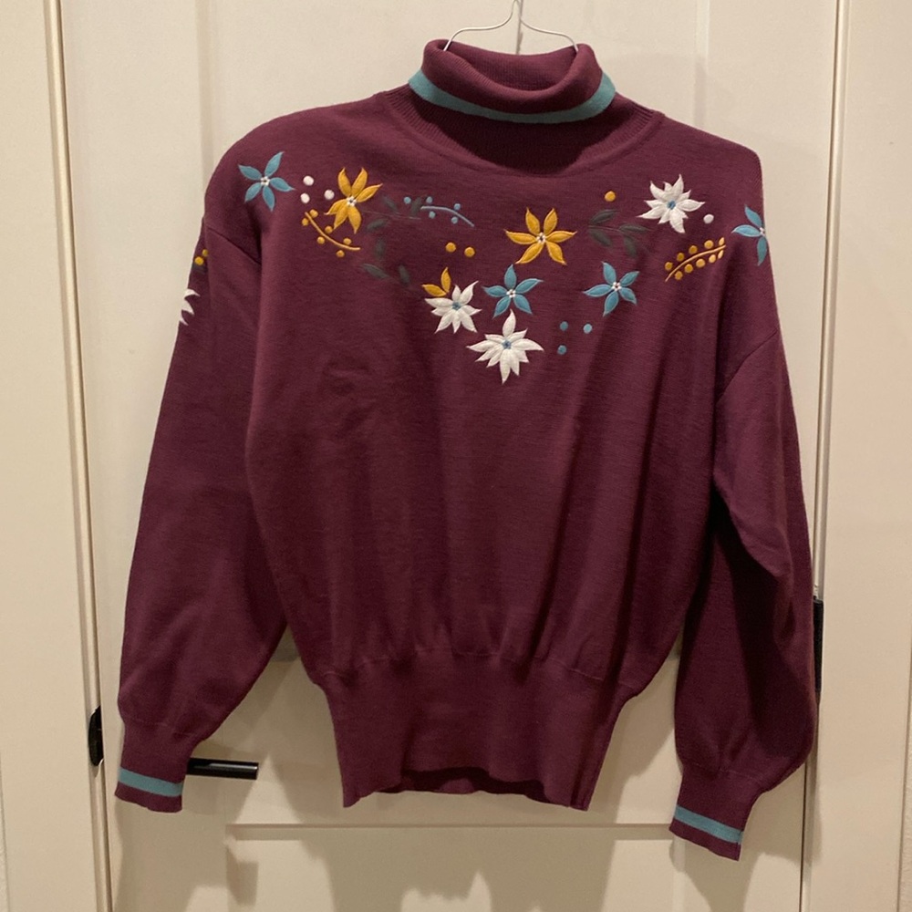 Obermeyer‎ Ladies Ski Sweater. 30% Wool. Size Large.  Maroon w/Flowers